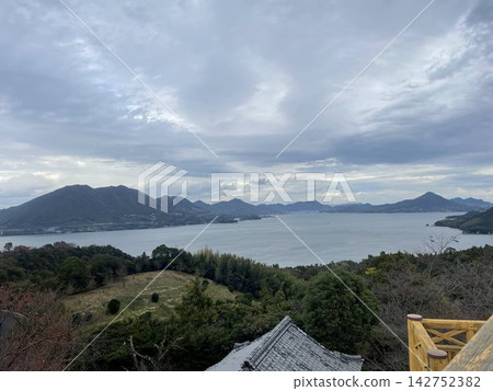 從島波海道展望台上可以欣賞到美麗的群島景色。 142752382