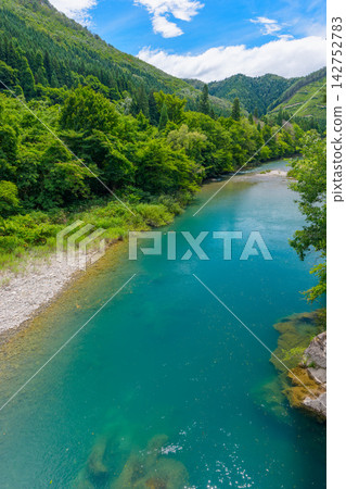 秋田縣仙北市大返峽的清新綠意和清澈湛藍的河水:峽谷美麗的自然景觀。 秋田縣仙北市大返峽的清新綠意和清澈湛藍的河水:峽谷美麗的自然景觀。 142752783