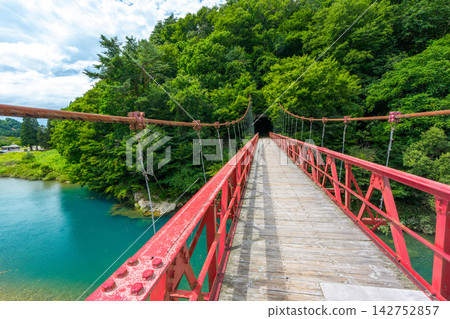 從秋田縣仙北市上岩橋眺望,可以看到綠樹成蔭、溪水清澈的自然景觀。 從秋田縣仙北市上岩橋眺望,可以看到綠樹成蔭、溪水清澈的自然景觀。 142752857