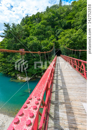 從秋田縣仙北市上岩橋眺望,可以看到綠樹成蔭、溪水清澈的自然景觀。 從秋田縣仙北市上岩橋眺望,可以看到綠樹成蔭、溪水清澈的自然景觀。 142752858