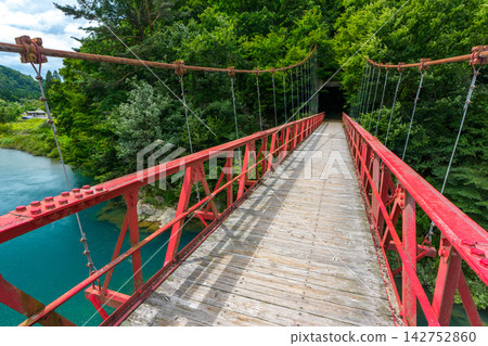從秋田縣仙北市上岩橋眺望，可以看到綠樹成蔭、溪水清澈的自然景觀。 142752860