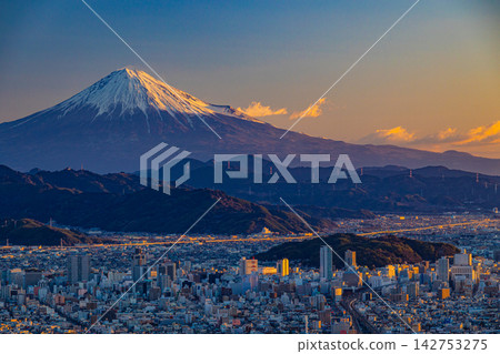 [Shizuoka Prefecture] Mount Fuji over the Shizuoka cityscape shining with the morning sun shining through 142753275