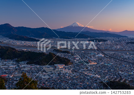 [Shizuoka Prefecture] Mount Fuji over the Shizuoka cityscape shining with the morning sun shining through 142753283