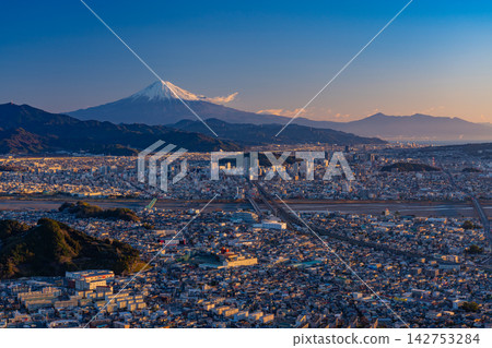 [靜岡縣]靜岡市街景之外的富士山在早晨的陽光下閃閃發光 142753284