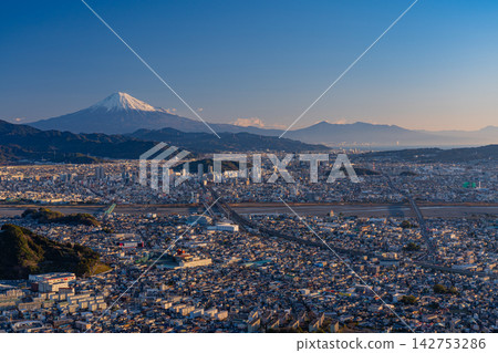[Shizuoka Prefecture] Mount Fuji over the Shizuoka cityscape shining with the morning sun shining through 142753286