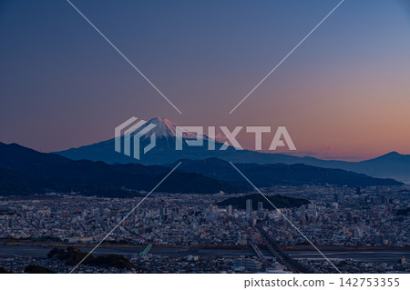 [Shizuoka Prefecture] Mount Fuji in the distance beyond the cityscape of Shizuoka at dawn. 142753355