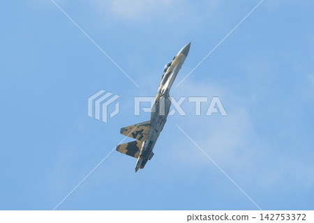 一架俄羅斯空軍的蘇霍伊Su-35戰鬥機正在陡峭爬升。 一架俄羅斯空軍的蘇霍伊Su-35戰鬥機正在陡峭爬升。 142753372