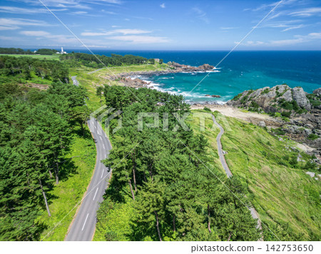 從空中俯瞰青森縣八戶市種佐海岸美麗的夏季景色。 從空中俯瞰青森縣八戶市種佐海岸美麗的夏季景色。 142753650