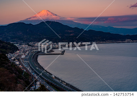 [Shizuoka Prefecture] Mount Fuji seen across Suruga Bay from Satta Pass 142753754