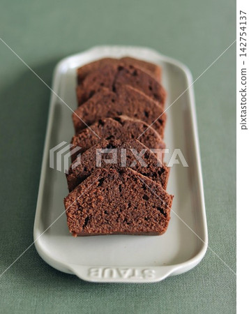 巧克力磅蛋糕的橫切面 巧克力磅蛋糕的橫切面 142754137