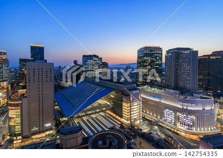 大阪站和梅田建築群的夜景 142754335