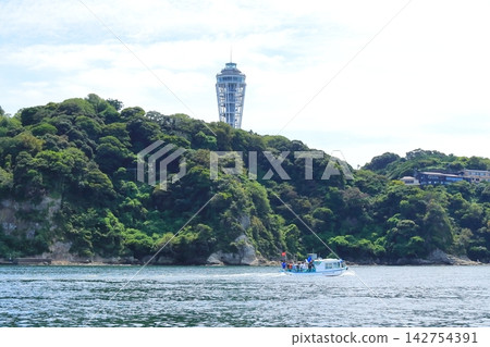 從連接江之島弁天橋橋腳和千後淵的觀光船上眺望江之島。 從連接江之島弁天橋橋腳和千後淵的觀光船上眺望江之島。 142754391