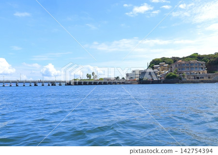 從連接江之島弁天橋橋腳和千後淵的觀光船上眺望江之島。 從連接江之島弁天橋橋腳和千後淵的觀光船上眺望江之島。 142754394