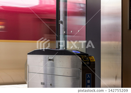 日出瀨戶號臥舖列車駛過的場景，以及自動檢票閘機，捕捉了列車在車站內的動態運動。 142755209