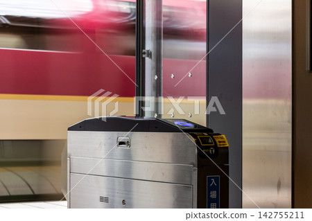 The passing Sunrise Seto sleeper train and automatic ticket gates, a thrilling view of the railway from inside the ticket gate area. The passing Sunrise Seto sleeper train and automatic ticket gates, a thrilling view of the railway from inside the ticket gate area. 142755211