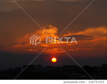 火熱的夕陽天空 142755325