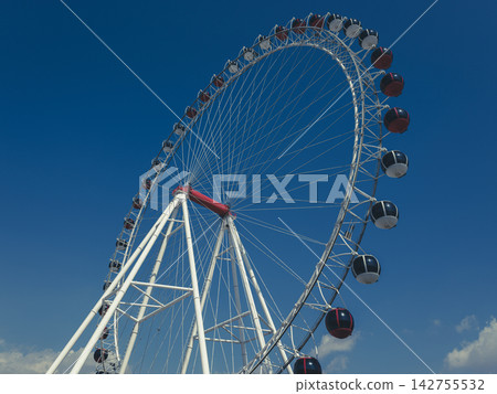 Big Ferris wheel with bright daylight background Big Ferris wheel with bright daylight background 142755532
