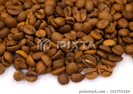 roasted coffee beans isolated in white background roasted coffee beans isolated in white background 142755584