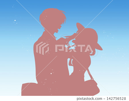 一男一女，面帶笑容地走在街上，剪影映襯著藍天。 142756528