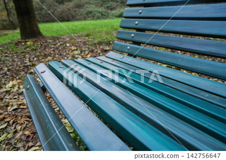 Park bench empty outdoor seat autumn Park bench empty outdoor seat autumn 142756647
