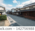 晴天下日本兵庫縣丹波篠山市河原町妻入商家群的傳統街景 142756988