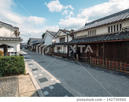 晴天下日本兵庫縣丹波篠山市河原町妻入商家群的傳統街景 晴天下日本兵庫縣丹波篠山市河原町妻入商家群的傳統街景 142756988