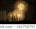 我在家裡的一個角落觀看了煙火表演。 142758793