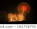 我在家裡的一個角落觀看了煙火表演。 142758795