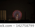 我在家裡的一個角落觀看了煙火表演。 142758799