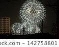 我在家裡的一個角落觀看了煙火表演。 142758801