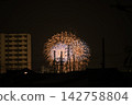我在家裡的一個角落觀看了煙火表演。 142758804