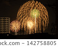 我在家裡的一個角落觀看了煙火表演。 142758805