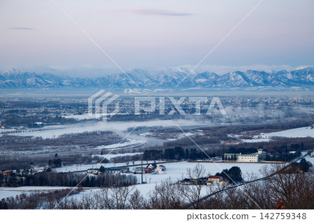 Sunrise and Hidaka Mountains Sunrise and Hidaka Mountains 142759348