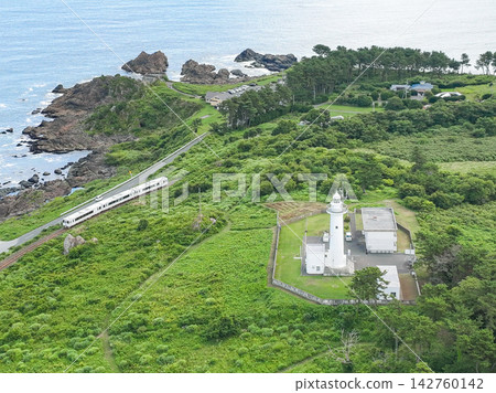 從空中俯瞰青森縣八戶市種佐海岸的東北情感號列車 從空中俯瞰青森縣八戶市種佐海岸的東北情感號列車 142760142