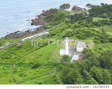 從空中俯瞰青森縣八戶市種佐海岸的東北情感號列車 從空中俯瞰青森縣八戶市種佐海岸的東北情感號列車 142760143