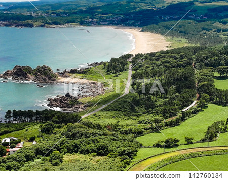 從空中俯瞰青森縣八戶市種佐海岸美麗的夏季景色。 從空中俯瞰青森縣八戶市種佐海岸美麗的夏季景色。 142760184