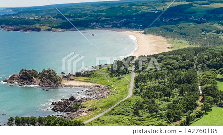 從空中俯瞰青森縣八戶市種佐海岸美麗的夏季景色。 從空中俯瞰青森縣八戶市種佐海岸美麗的夏季景色。 142760185