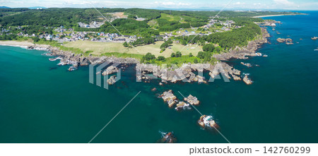 從空中俯瞰青森縣八戶市種佐海岸美麗的天然草地。 從空中俯瞰青森縣八戶市種佐海岸美麗的天然草地。 142760299