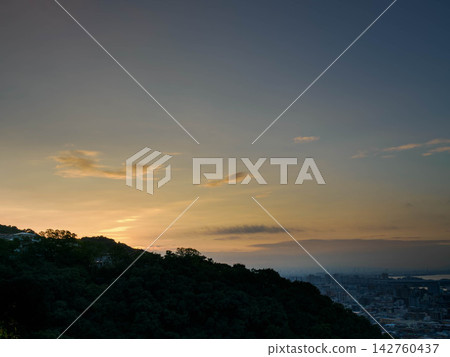 從神戶市東灘區岡本的山上眺望日出,可以俯瞰神戶和蘆屋的城市景觀以及大阪灣。 從神戶市東灘區岡本的山上眺望日出,可以俯瞰神戶和蘆屋的城市景觀以及大阪灣。 142760437