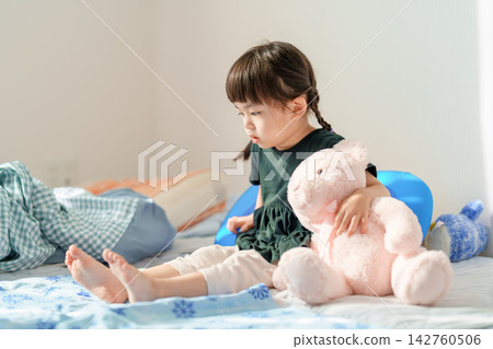 一個3歲女孩在家發脾氣:孩子經歷「可怕的兩歲」的日常生活 一個3歲女孩在家發脾氣:孩子經歷「可怕的兩歲」的日常生活 142760506