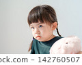 一個3歲女孩在家發脾氣：孩子經歷「可怕的兩歲」的日常生活 142760507