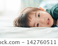 一個3歲的小女孩在家中開心地笑著。 142760511