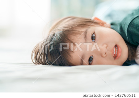 一個3歲的小女孩在家中開心地笑著。 一個3歲的小女孩在家中開心地笑著。 142760511