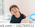 一個3歲的小女孩在家中開心地笑著。 142760512