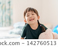 一個3歲的小女孩在家中開心地笑著。 142760513