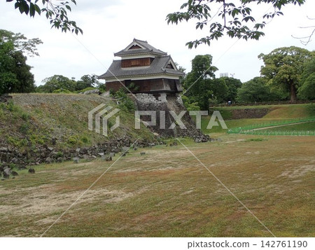 熊本城位於熊本縣熊本市,由加藤清正建造,在 2016 年東日本大地震中受損,並於 2019 年 5 月進行修復工作。 熊本城位於熊本縣熊本市,由加藤清正建造,在 2016 年東日本大地震中受損,並於 2019 年 5 月進行修復工作。 142761190