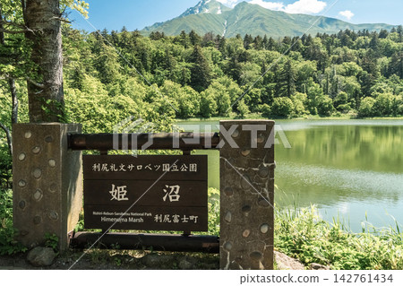 A signpost for Himenuma Pond on Rishiri Island in early summer, with Mount Rishiri towering in the background. A signpost for Himenuma Pond on Rishiri Island in early summer, with Mount Rishiri towering in the background. 142761434