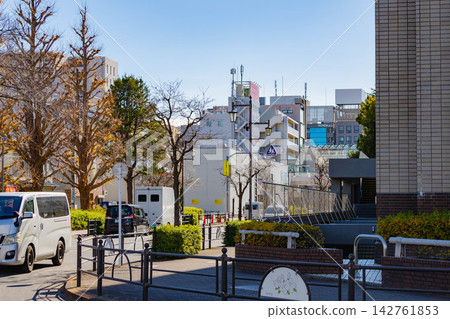 東京練馬區火車站前的行人以及城市景觀。 142761853