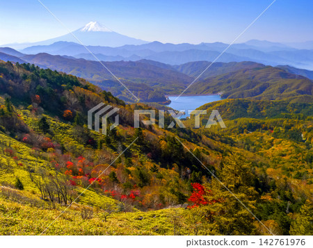 Autumn foliage on the Daibosatsu-rei mountain trail Autumn foliage on the Daibosatsu-rei mountain trail 142761976