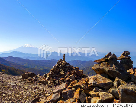Stone walls and Mount Fuji Stone walls and Mount Fuji 142761978